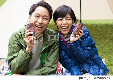 キャンプを楽しむ若い男女 82900924