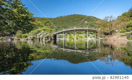 【香川県 高松市】栗林公園の中の偃月橋 【香川県 高松市】栗林公園の中の偃月橋 82901140