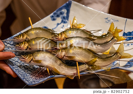 串に刺した鮎 82902752