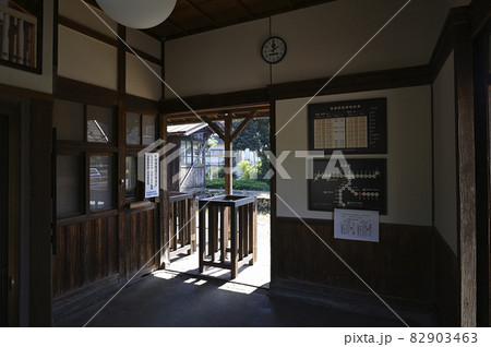 日本遺産に指定された鳥取県八頭町の若桜鉄道安部駅の駅舎とプラットホーム 82903463