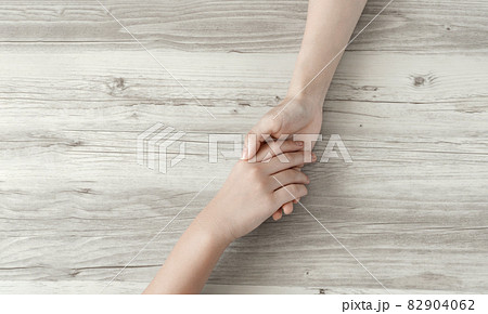 大人と手をつなぐ小学生または中学生	 82904062