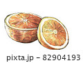 半分に切ったオレンジの手描きイラスト 82904193