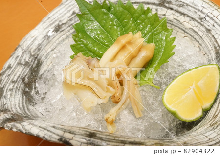 潮干狩りで収穫したマテ貝は刺身でも食べられるの写真素材