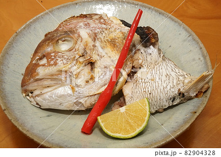 マダイの塩焼き(兜焼き) マダイの塩焼き(兜焼き) 82904328