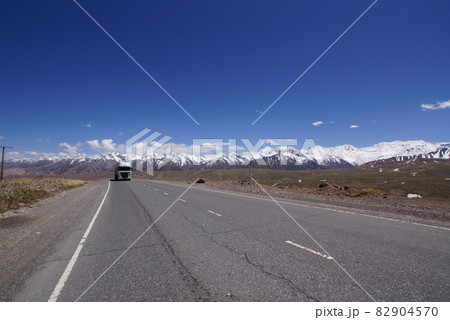 中国〜キルギス　国境付近を走るトラック 82904570