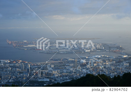 日本三大夜景の一つ、神戸市の掬星台から見たポートアイランドや神戸空港の日中の風景 82904702