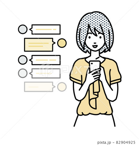 立ってスマートフォンで楽しくチャットで会話するオフィスカジュアルの女性 82904925