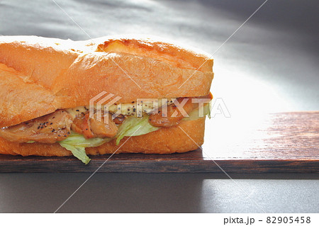 チキンエッグバゲットサンド チキンエッグバゲットサンド 82905458