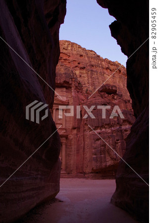 エル・カズネ　宝物殿　ペトラ遺跡　ヨルダン　渓谷　世界遺産 82905459