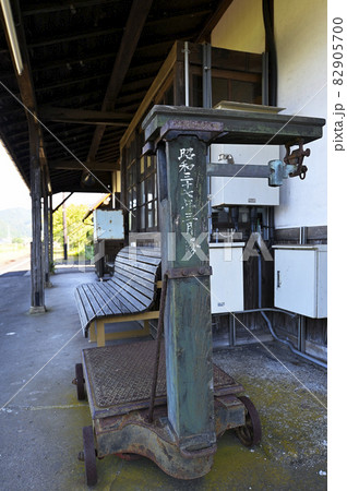 日本遺産に指定された鳥取県八頭町の若桜鉄道隼駅の駅舎とプラットホーム 日本遺産に指定された鳥取県八頭町の若桜鉄道隼駅の駅舎とプラットホーム 82905700