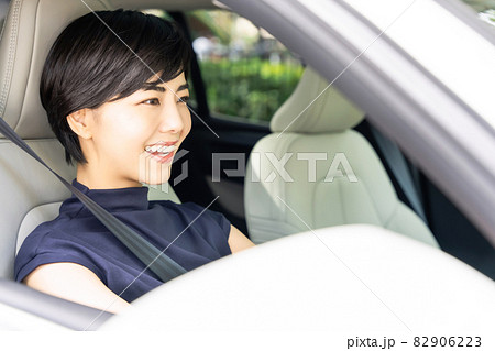 車を運転する女性 82906223