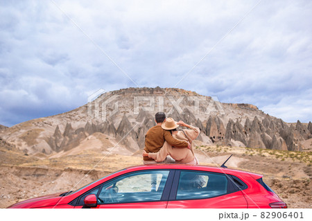 Happy couple on summer car vacation 82906401