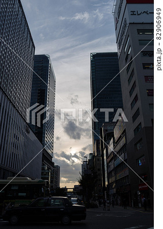 夕暮れのビル街・大阪梅田 夕暮れのビル街・大阪梅田 82906949