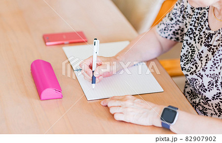 シニア ノート メモ 書く 【 認知症 予防 の イメージ 】 シニア ノート メモ 書く 【 認知症 予防 の イメージ 】 82907902