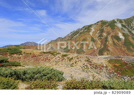 立山黑部阿爾卑斯山脈路線秋色盛開從室堂平出發的立山山脈 照片素材 圖片 9090 圖庫