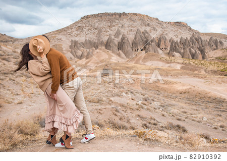 Happy couple on summer vacation in famous place. Cave formations. 82910392