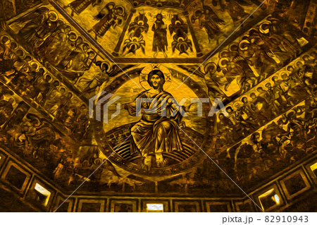 Church ceiling with byzantine paintings in Italy 82910943