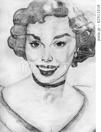 Woman looking like a movie star from the 40s 82911016