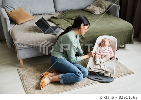 Mother talking to her little daughter 82911568