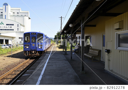 日本遺産に指定された鳥取県八頭町の若桜鉄道因幡船岡駅の駅舎とプラットホーム 日本遺産に指定された鳥取県八頭町の若桜鉄道因幡船岡駅の駅舎とプラットホーム 82912278
