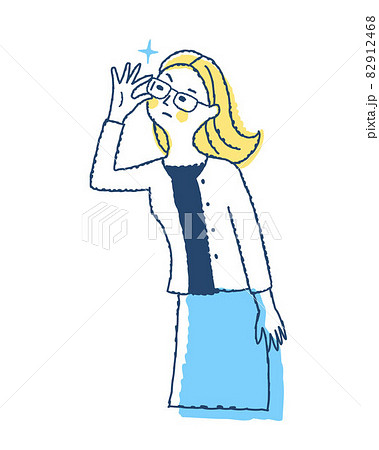 メガネをつまんでチェックする女性 82912468