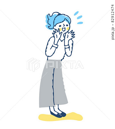 声援を送る若い女性 82912474