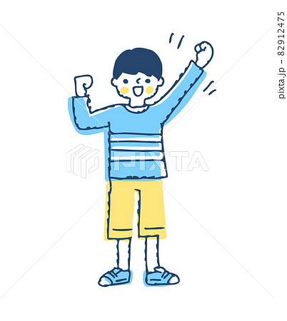 腕を上げている元気な男の子 82912475
