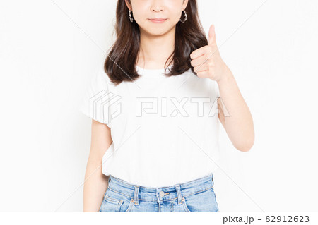 いいねのポーズをするTシャツを着た若い女性 いいねのポーズをするTシャツを着た若い女性 82912623