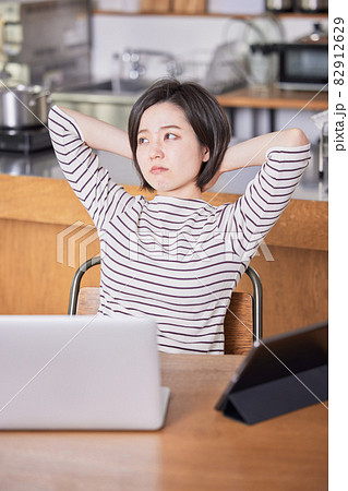 テレワーク(リモート)疲れの若い女性 テレワーク(リモート)疲れの若い女性 82912629