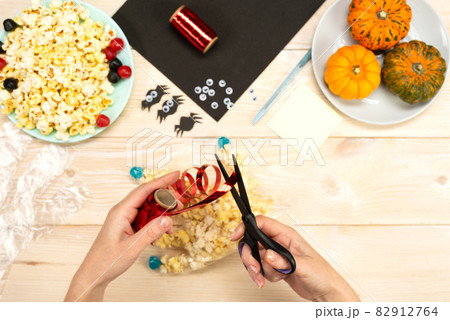 We prepare gifts for Halloween, we make funny packages for popcorn with our own hands. DIY instruction. Step by step guide. Step 6 82912764