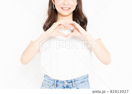 ハートのジェスチャーをするTシャツを着た若い女性 ハートのジェスチャーをするTシャツを着た若い女性 82913027