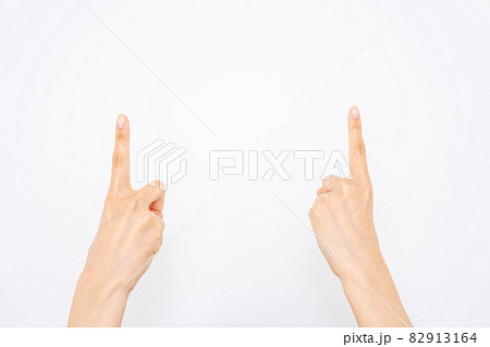 ハンドサインをする女性の手【パーツカット】 82913164