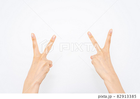ハンドサインをする女性の手【パーツカット】 82913385