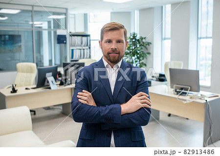 Happy young businessman with his arms crossed on chest 82913486