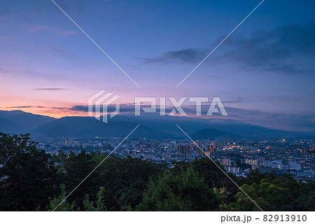 城山公園 展望台より撮影 松本盆地の夜明け 秋 の写真素材