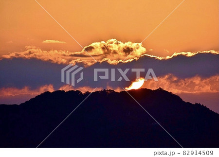 日本有数の夕日の名所夕日岬　山頂付近に沈む美しい夕日A 82914509