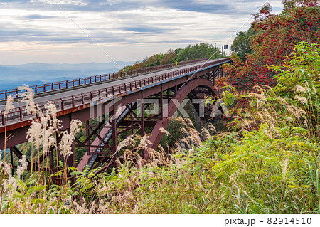 （福島県）磐梯吾妻スカイライン　不動沢橋の紅葉 82914510