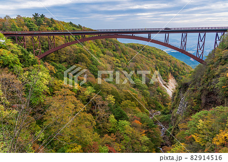 （福島県）磐梯吾妻スカイライン　不動沢橋の紅葉 82914516
