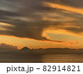 オレンジ色の空と富士山 82914821