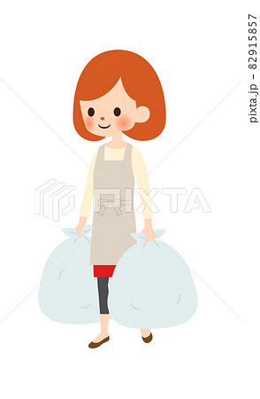 ゴミ出しをする主婦 82915857