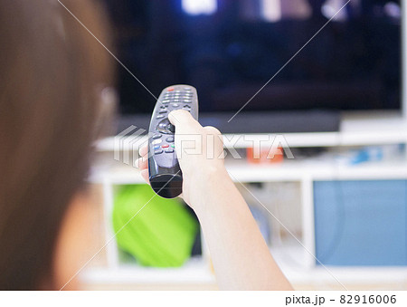 テレビのリモコンを操作する手元　クローズアップイメージ 82916006