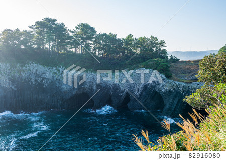秋の晴天の白い波が立つ青い海の七ツ釜観光地 82916080
