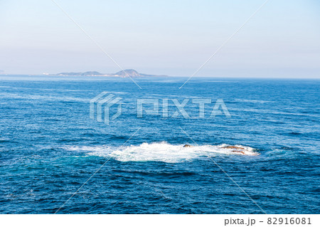 秋の晴天の白い波が立つ青い海の七ツ釜観光地 82916081