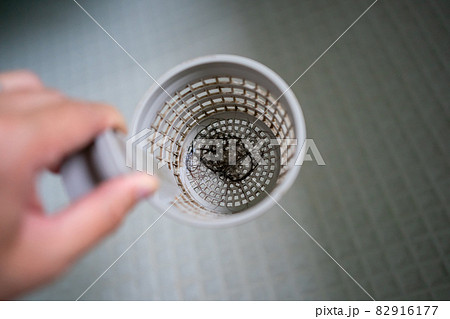 お風呂の排水口の髪の毛 お風呂の排水口の髪の毛 82916177