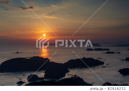 秋の夕暮れ暮れる九十九島に沈む夕日の風景の写真素材 [82916252] - PIXTA