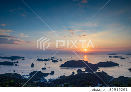 秋の夕暮れ暮れる九十九島に沈む夕日の風景の写真素材 [82916261] - PIXTA