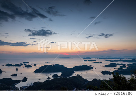 秋の夕暮れ暮れる九十九島に沈む夕日の風景 秋の夕暮れ暮れる九十九島に沈む夕日の風景 82916280