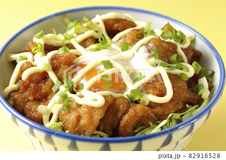 千切りキャベツ、万能ねぎ、温泉卵、からあげ丼 千切りキャベツ、万能ねぎ、温泉卵、からあげ丼 82916528
