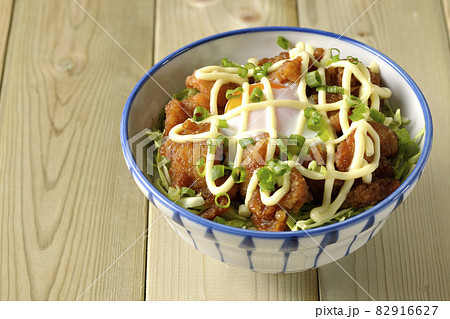 千切りキャベツ、万能ねぎ、温泉卵、からあげ丼 82916627