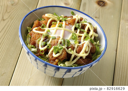 千切りキャベツ、万能ねぎ、温泉卵、からあげ丼 千切りキャベツ、万能ねぎ、温泉卵、からあげ丼 82916629